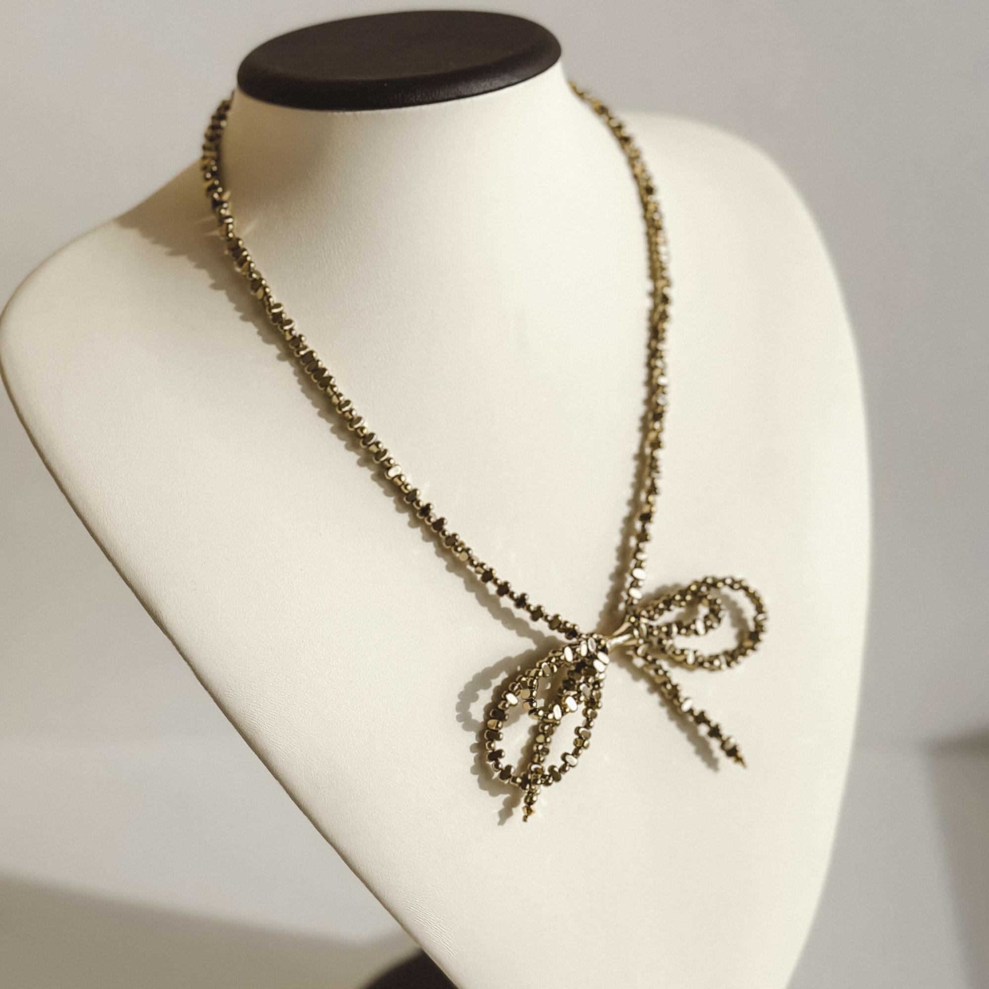 Колье бант гематит