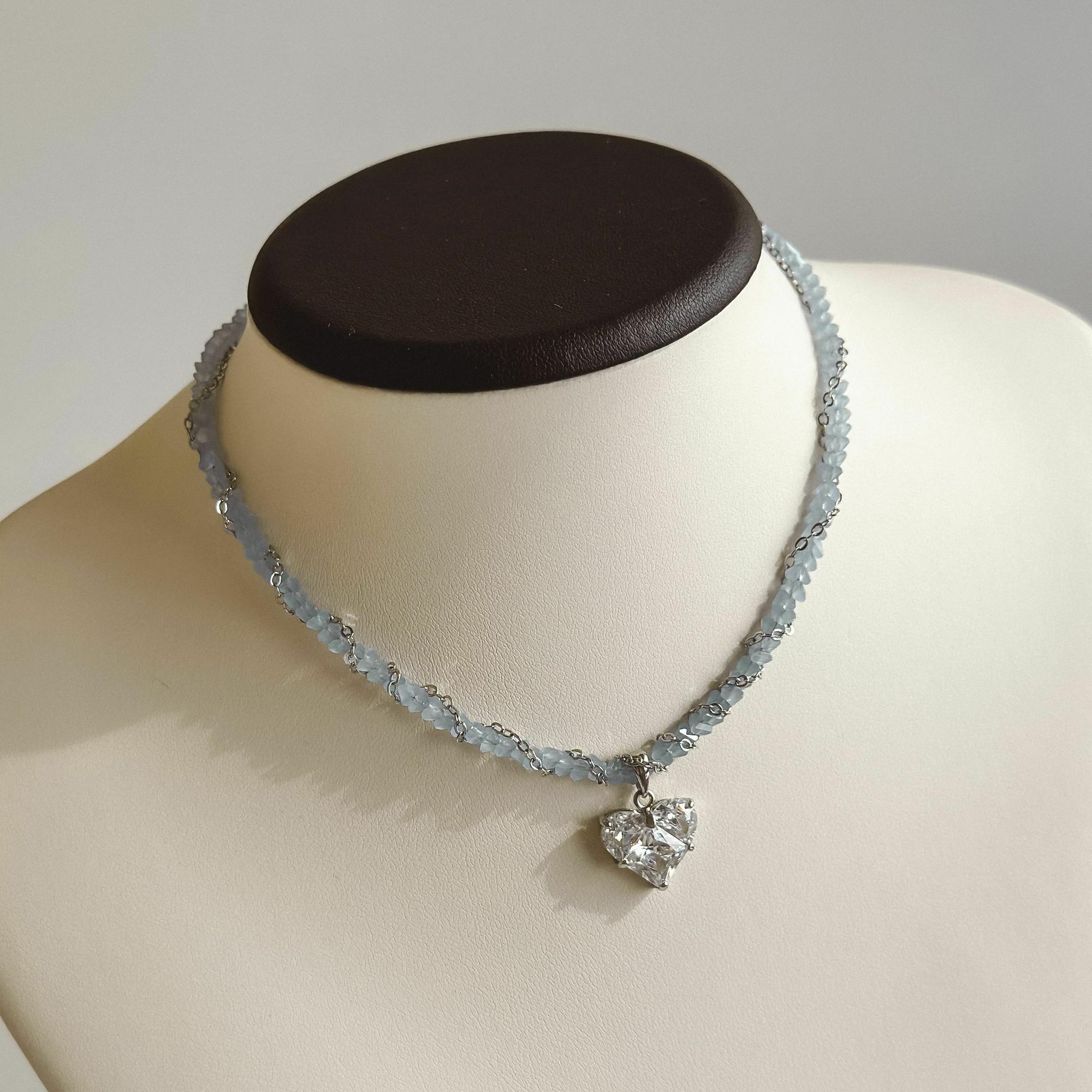 Чокер из стеклянных бусин голубой