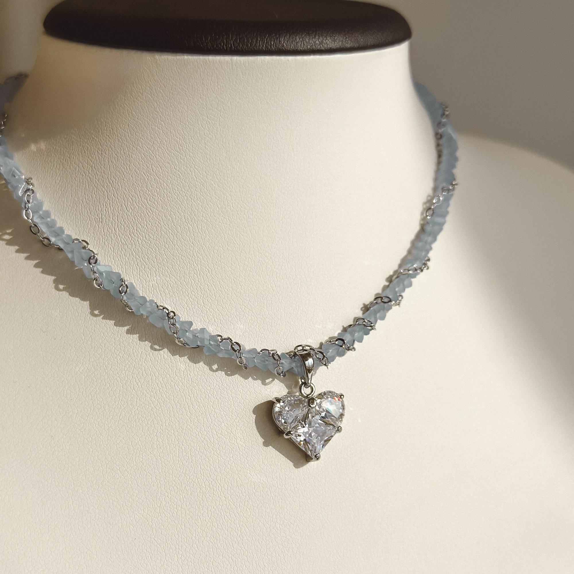 Чокер из стеклянных бусин голубой