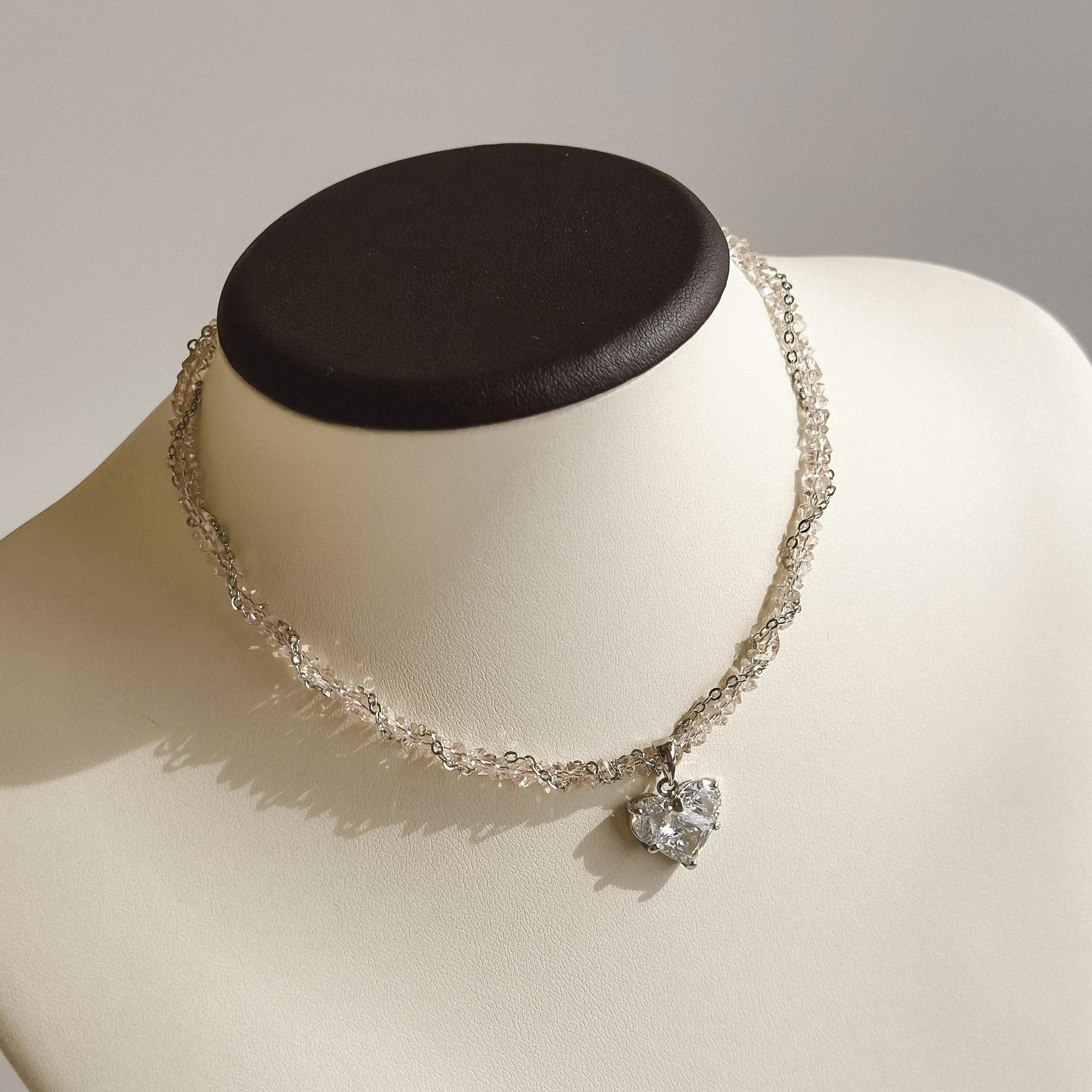 Чокер из стеклянных бусин розовый