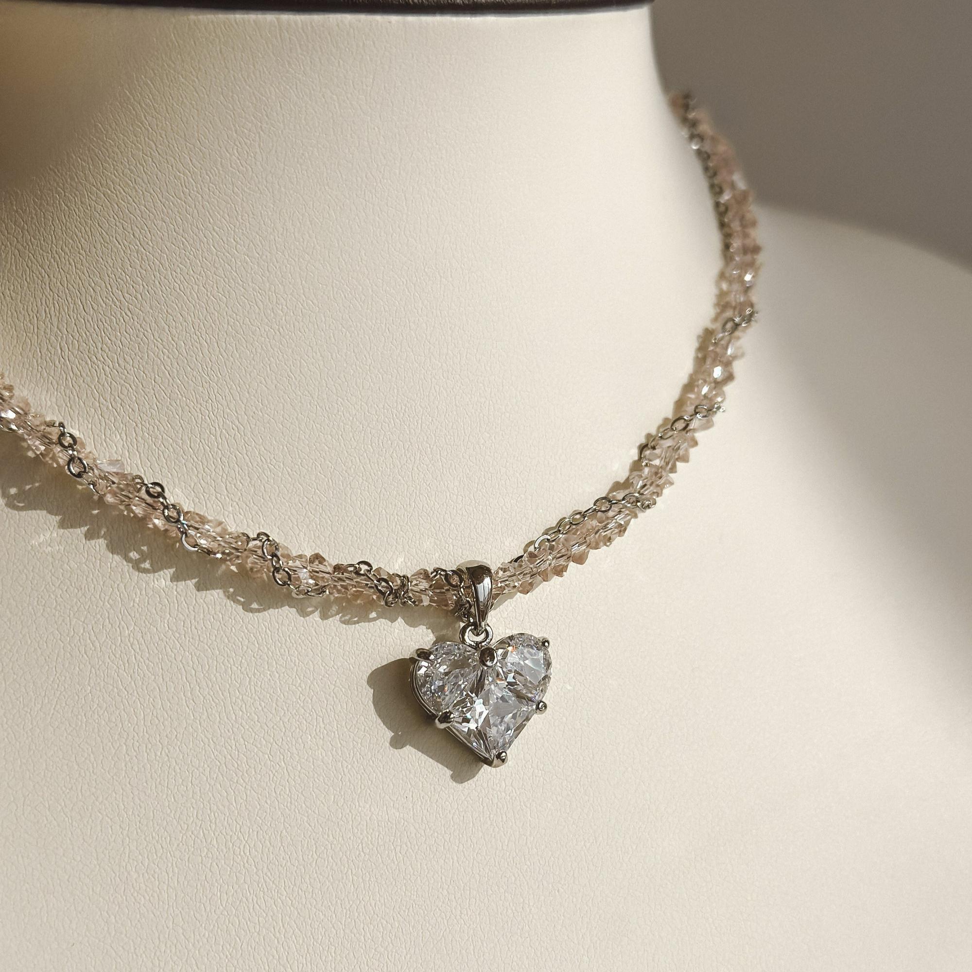 Чокер из стеклянных бусин розовый