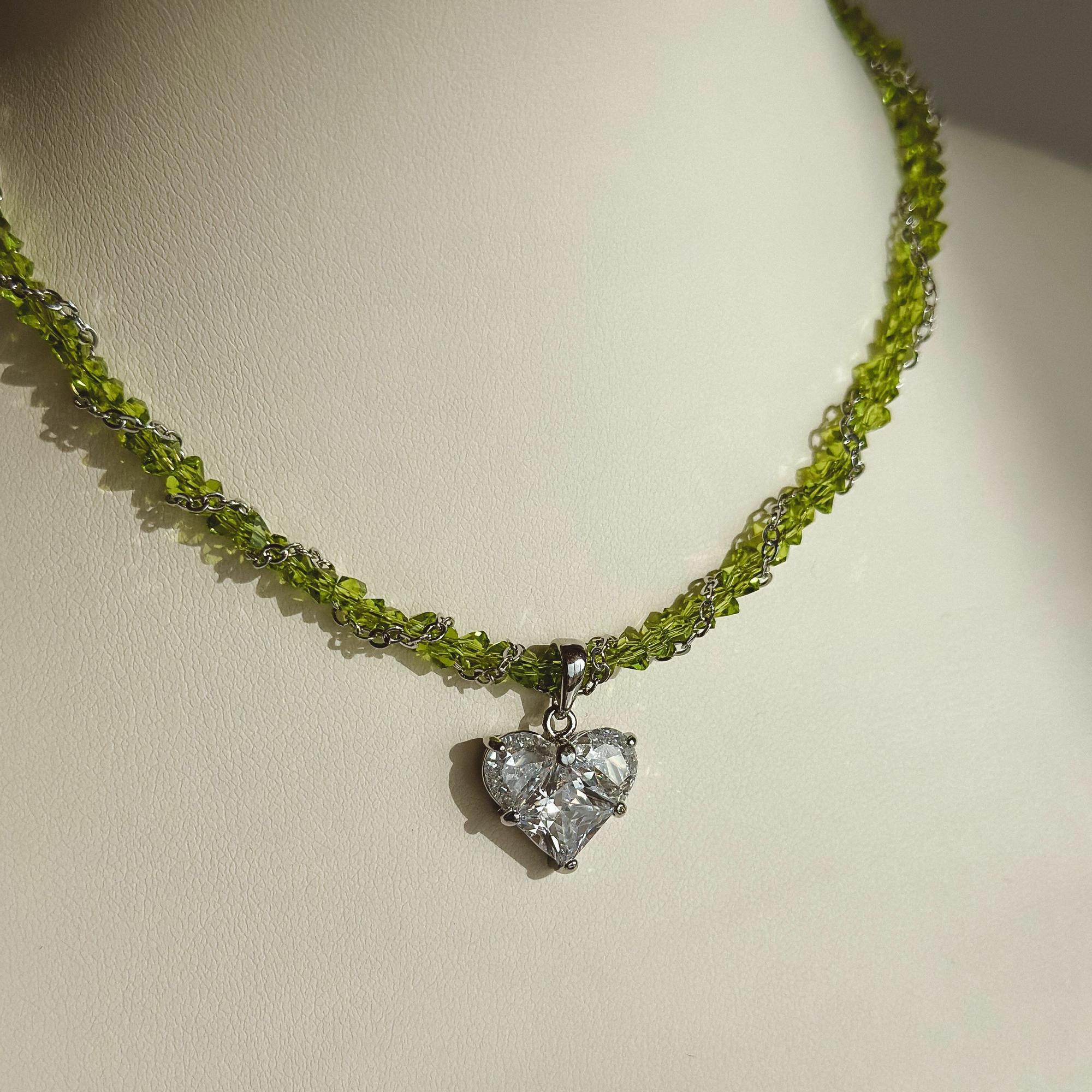 Чокер из стеклянных бусин зеленый