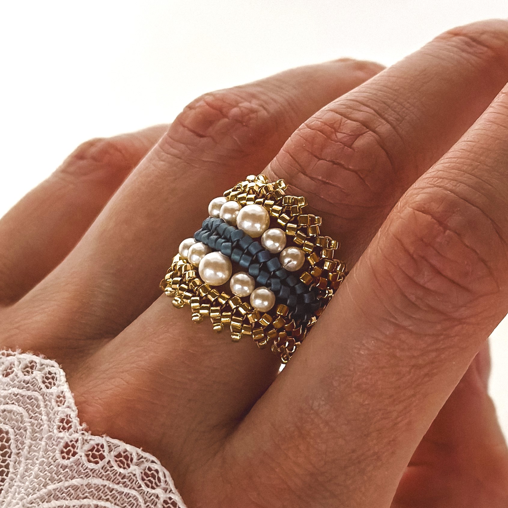 Кольцо двухцветное с жемчугом