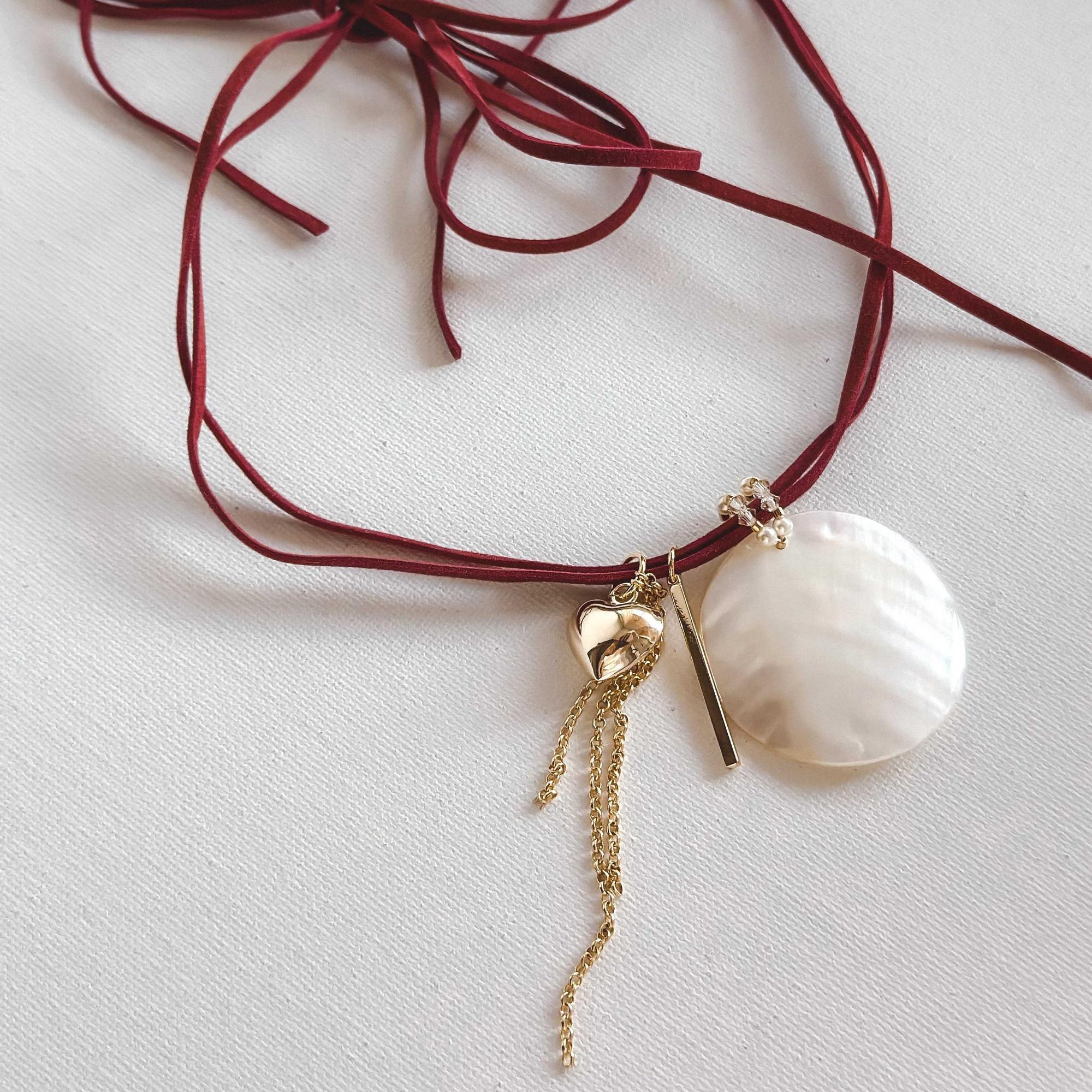 Колье из перламутра на шнурке с подвесками
