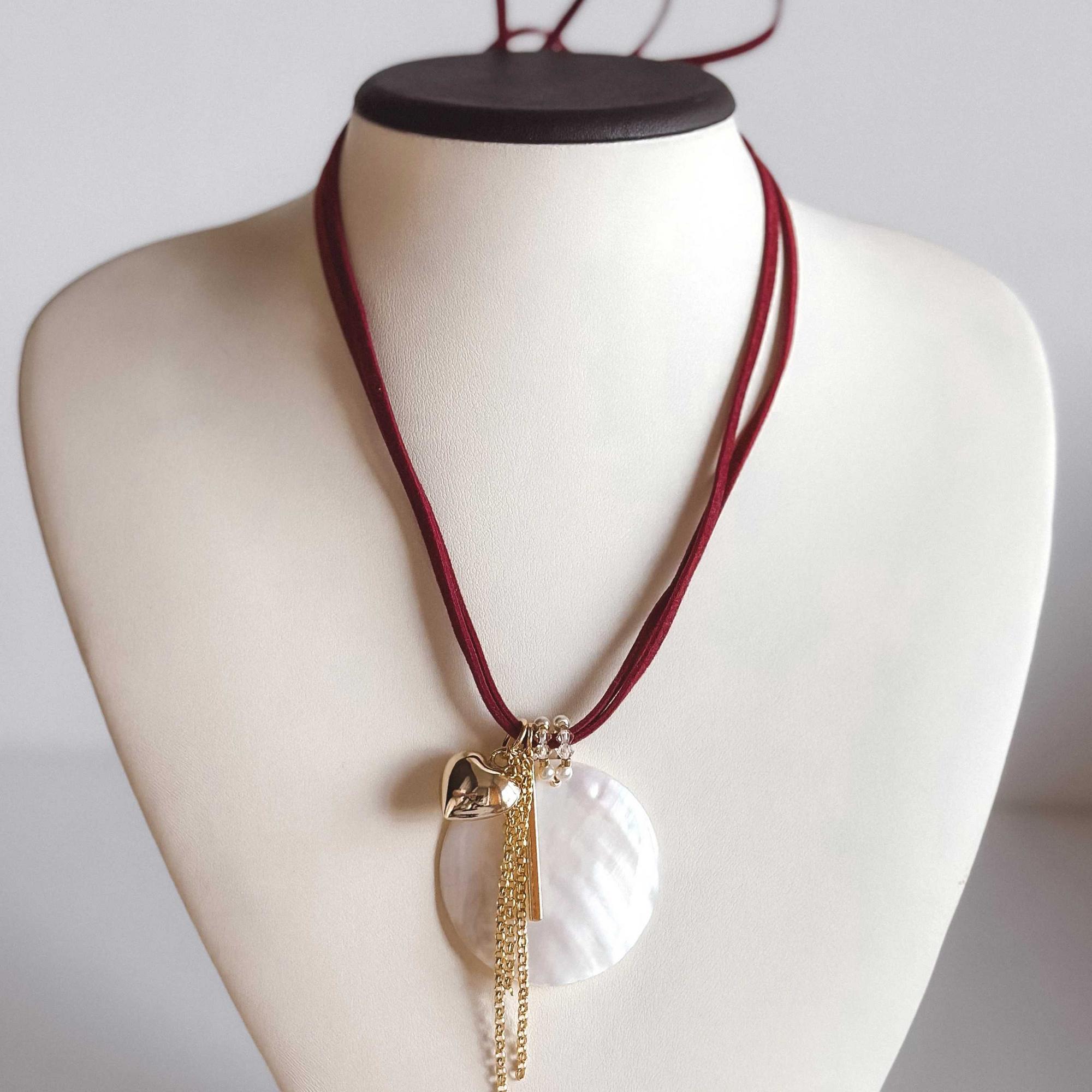 Колье из перламутра на шнурке с подвесками