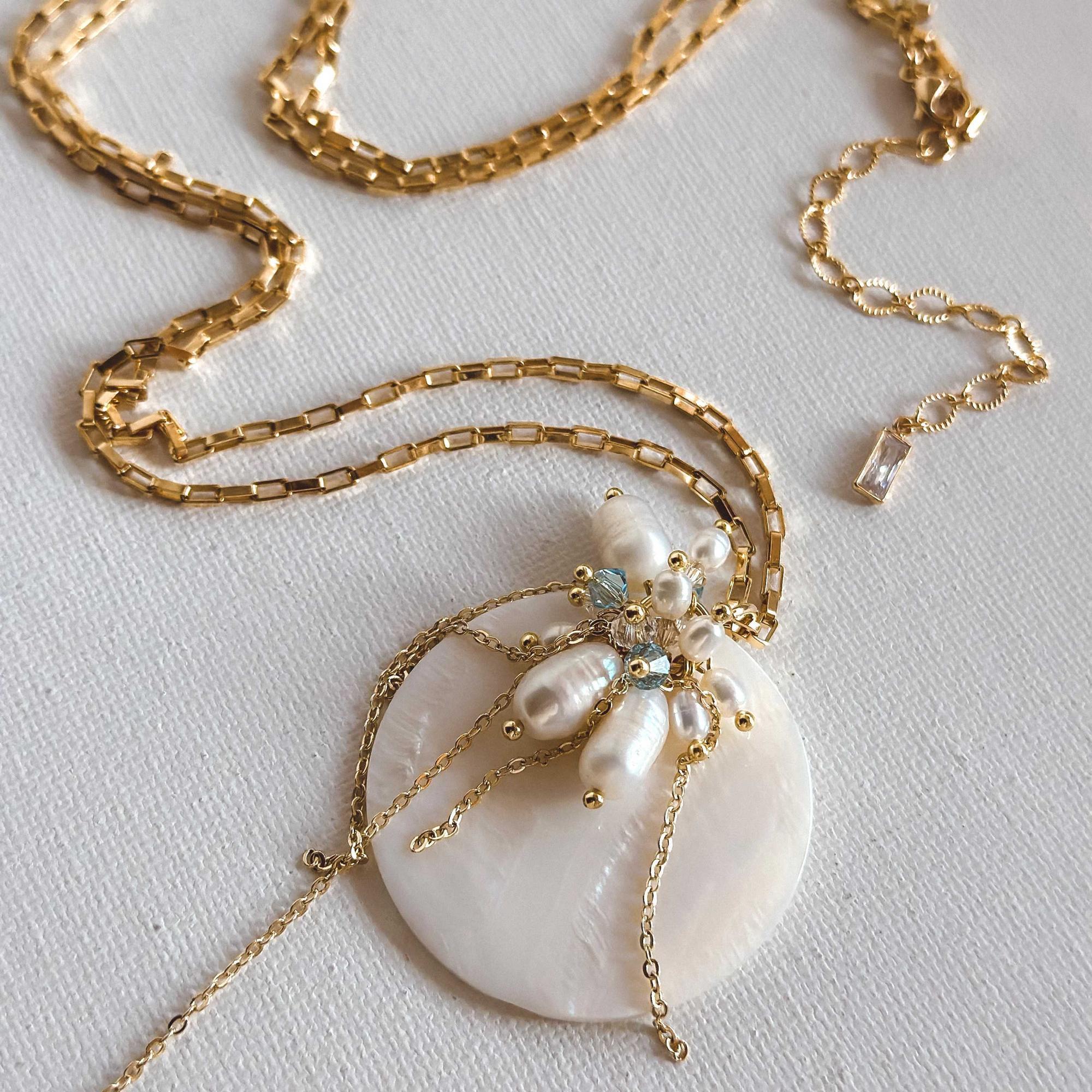 Колье из перламутра с жемчугом и кристаллами