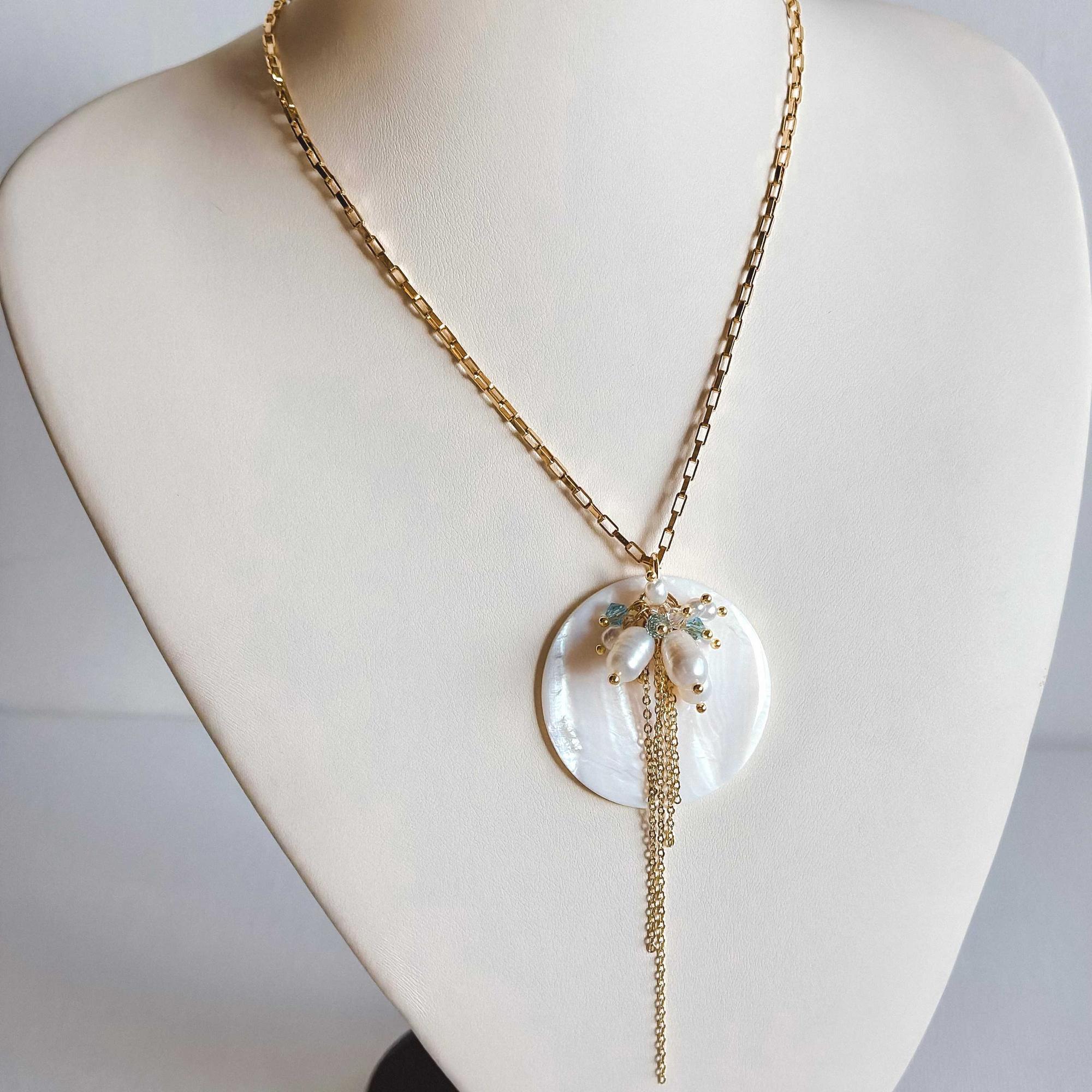 Колье из перламутра с жемчугом и кристаллами