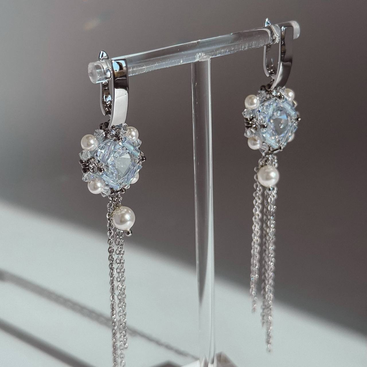 Серьги с цирконами и подвесами