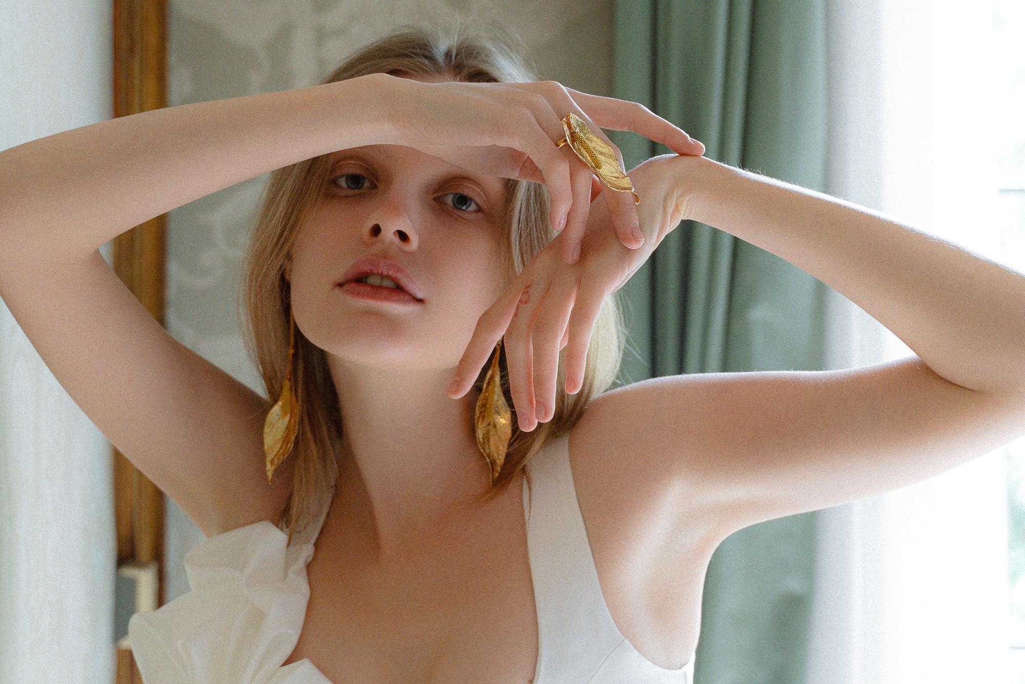 АССИМЕТРИЧНЫЕ СЕРЬГИ "СПАТИФИЛЛУМ"