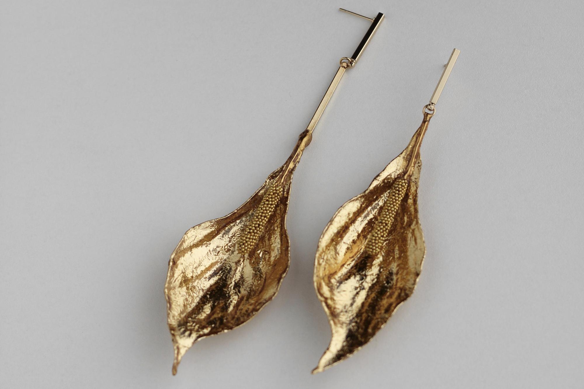 АССИМЕТРИЧНЫЕ СЕРЬГИ "СПАТИФИЛЛУМ"