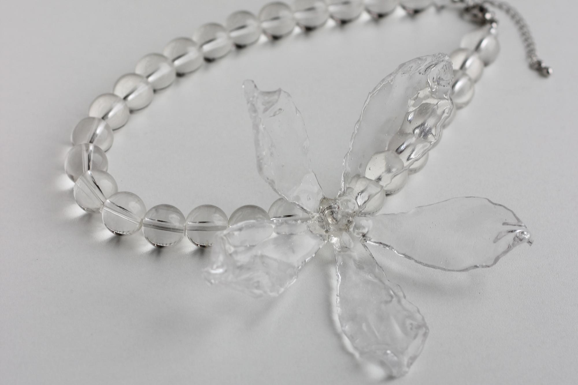 КОЛЬЕ С ПРОЗРАЧНЫМ ЦВЕТКОМ