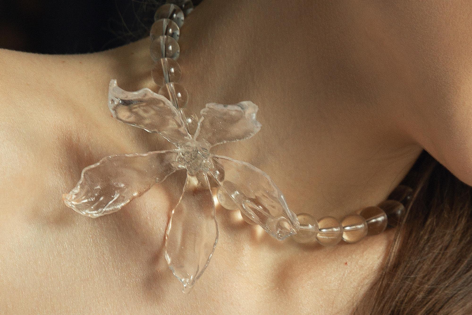 КОЛЬЕ С ПРОЗРАЧНЫМ ЦВЕТКОМ