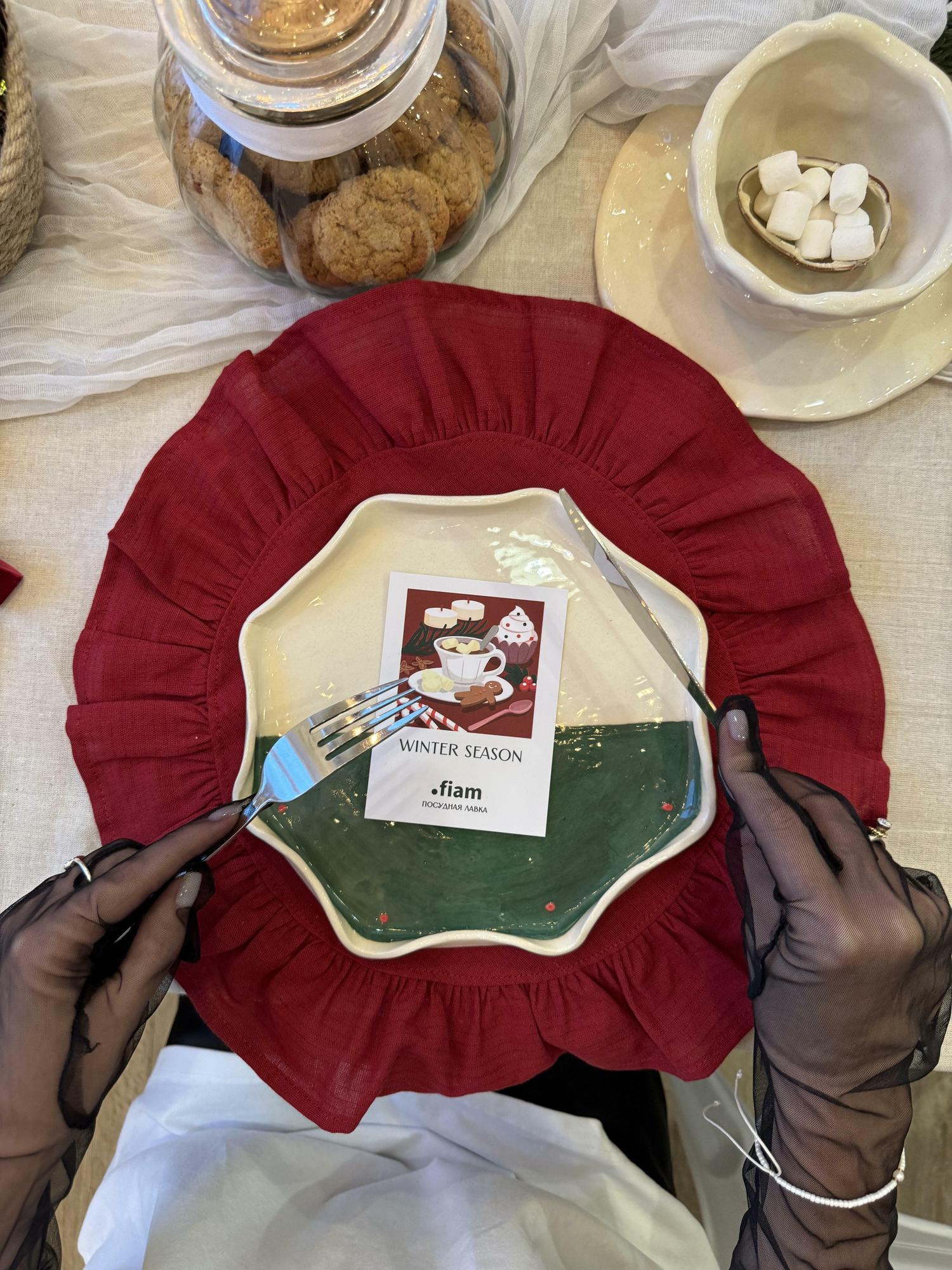 Тарелка Green with red