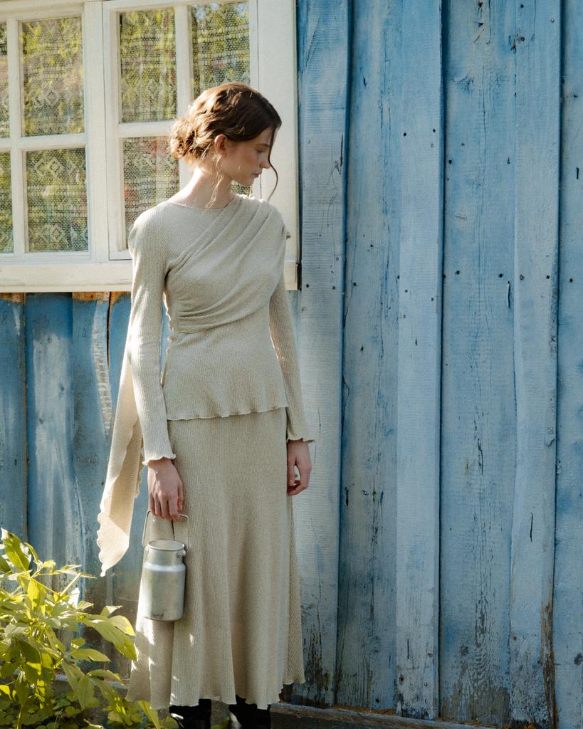 Трикотажный лонгслив со шлейфом