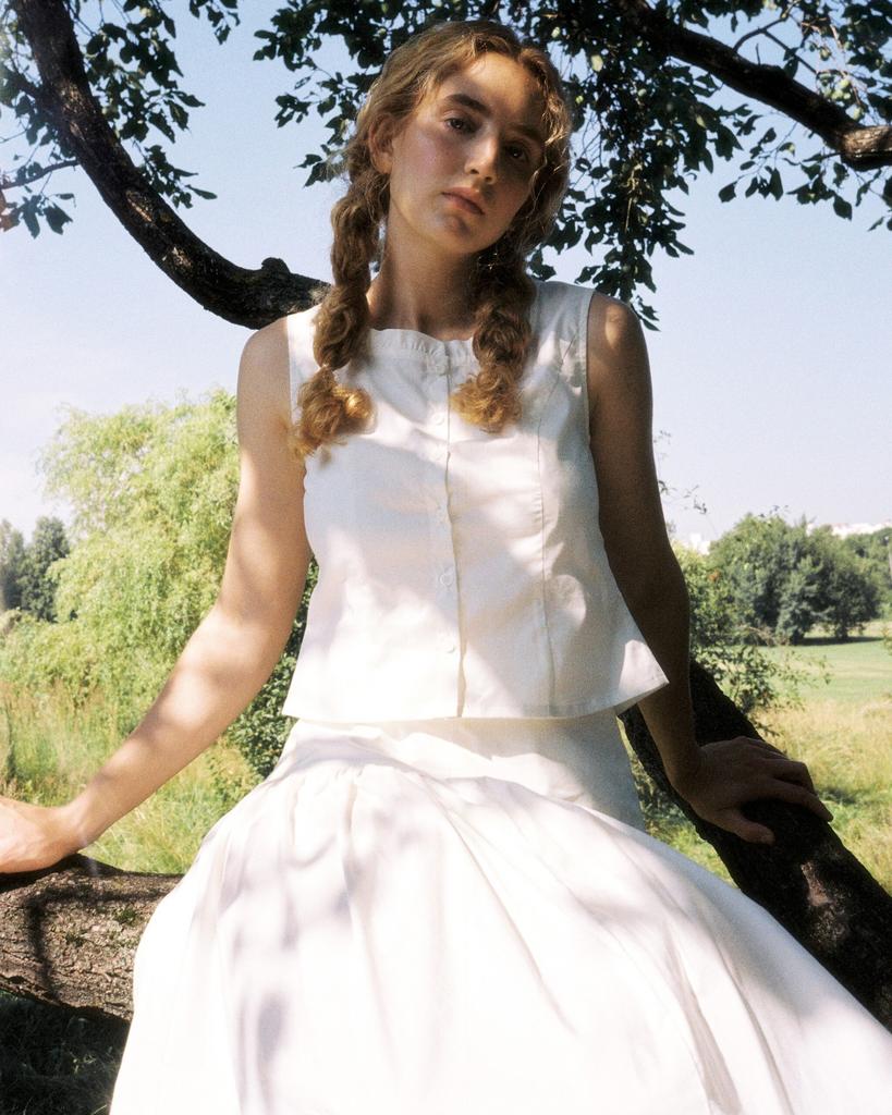 Белый топ с оборкой