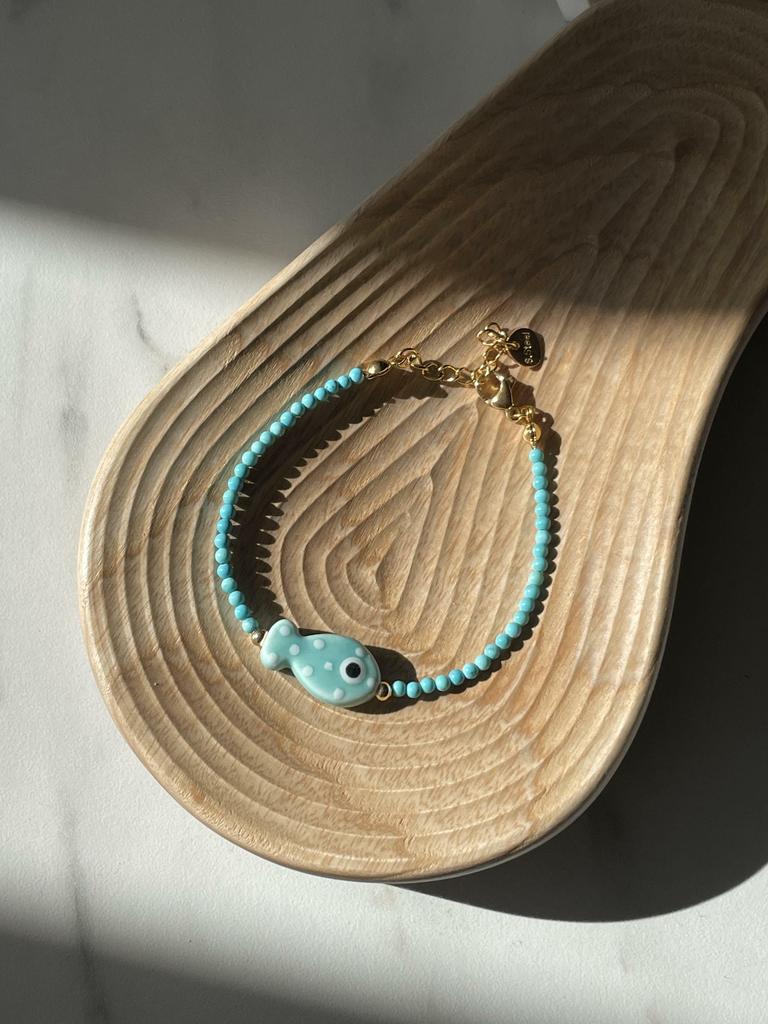 Браслет из говлита Рыбка