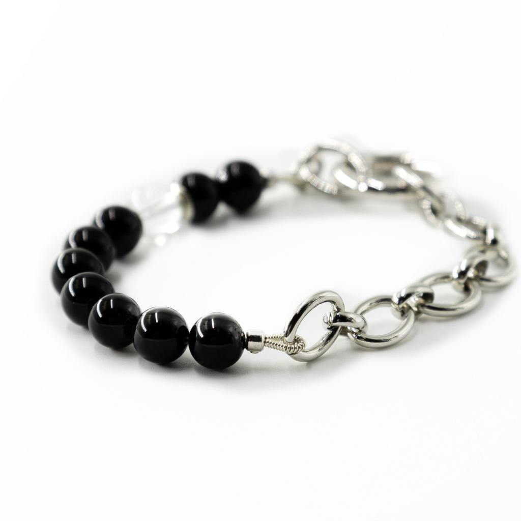 Браслет с карабином и бусинами