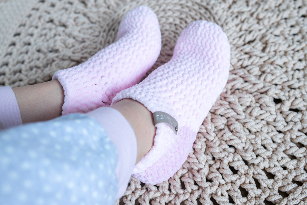 Видео мастер-класс "Носки-тапочки из плюшевой пряжи крючком"