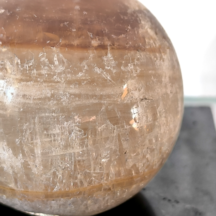 Шар из медового кальцита