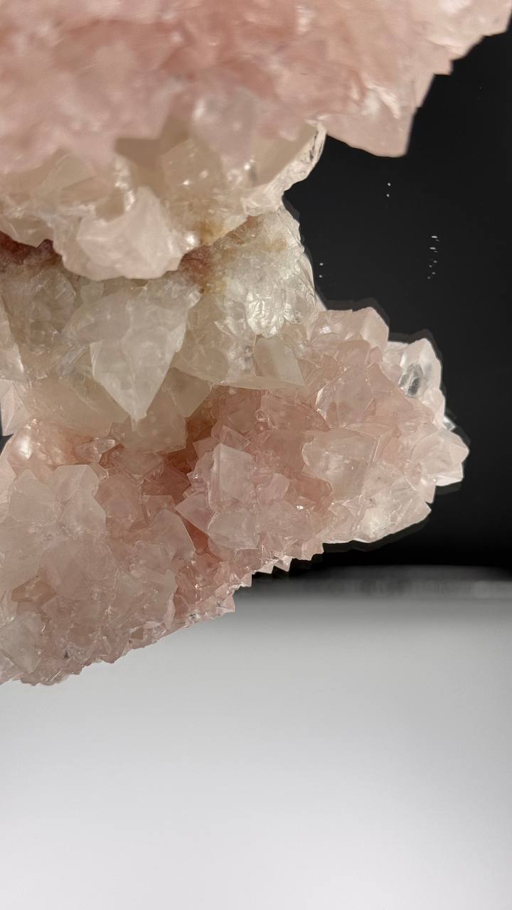 Розовый манганокальцит из пещер о. Ява, Индонезия