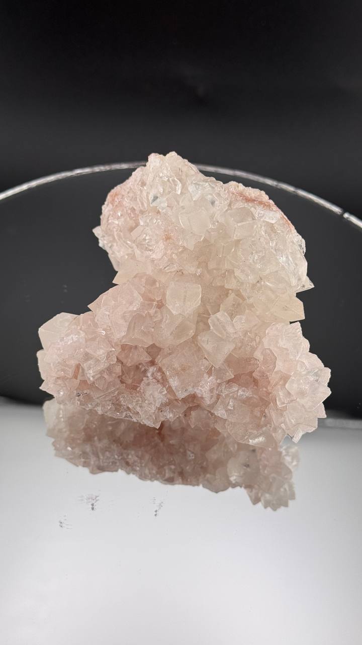 Розовый манганокальцит из пещер о. Ява, Индонезия