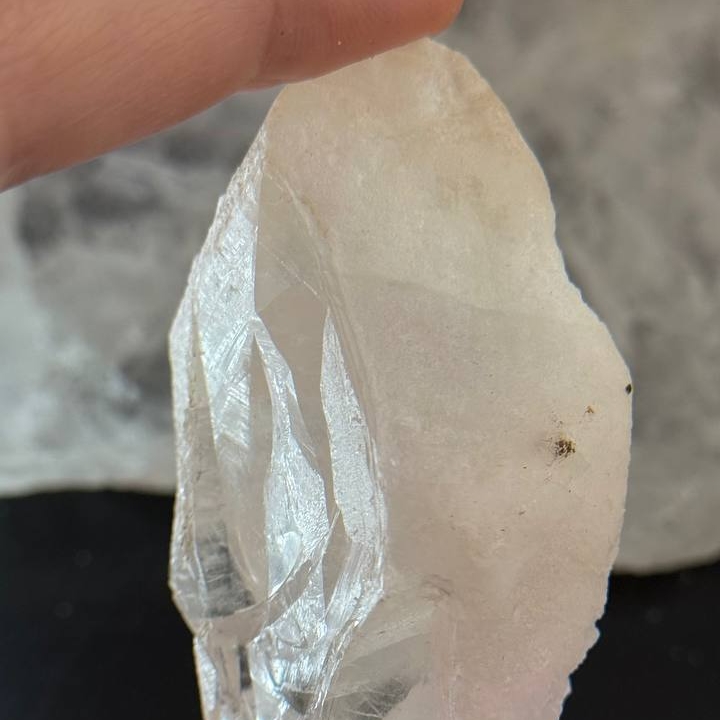 Нежно розовый жезл манганокальцита из пещер о. Ява, Индонезия