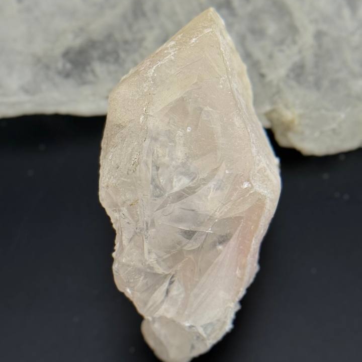 Нежно розовый жезл манганокальцита из пещер о. Ява, Индонезия