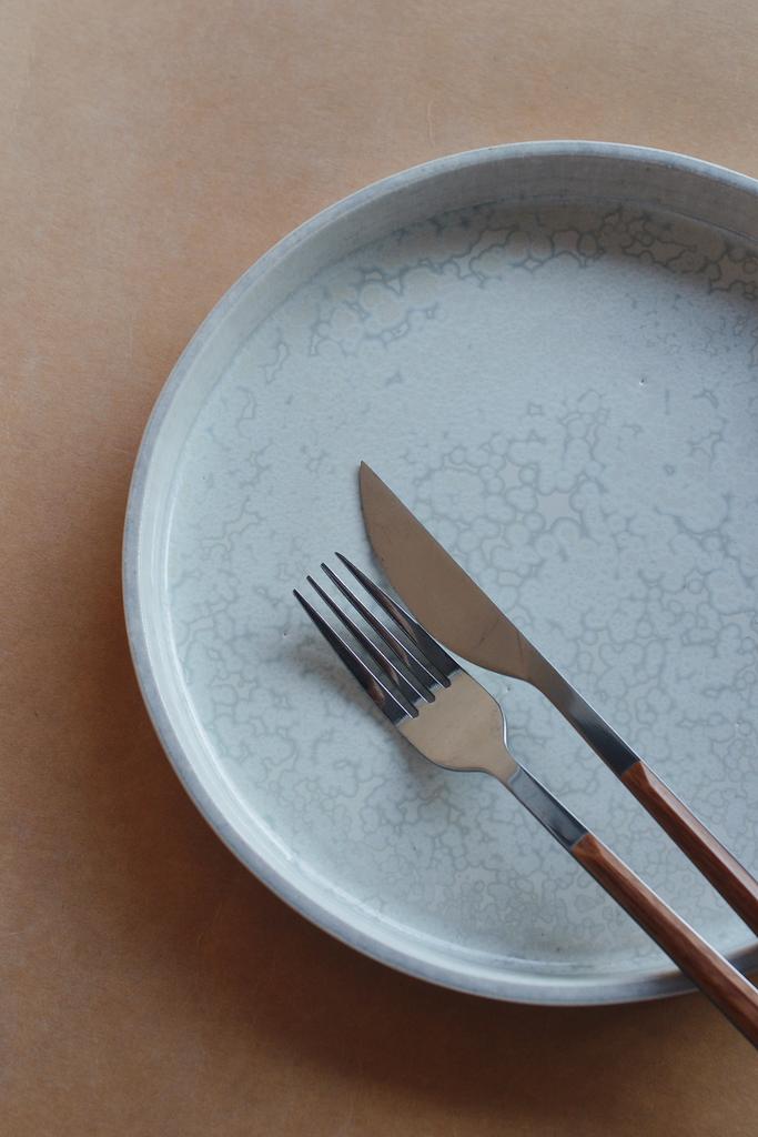 Тарелка с высоким бортом белая