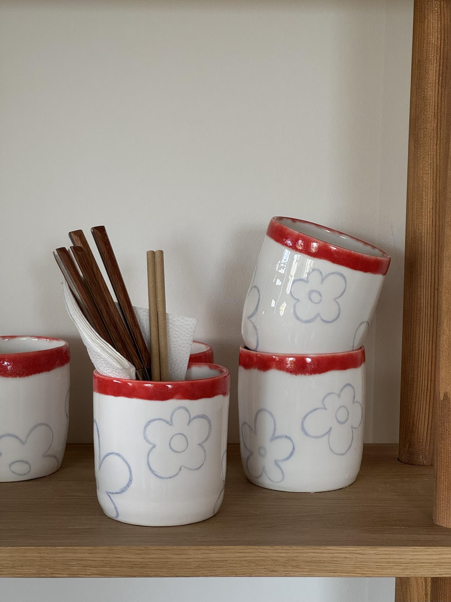 Стакан с цветами