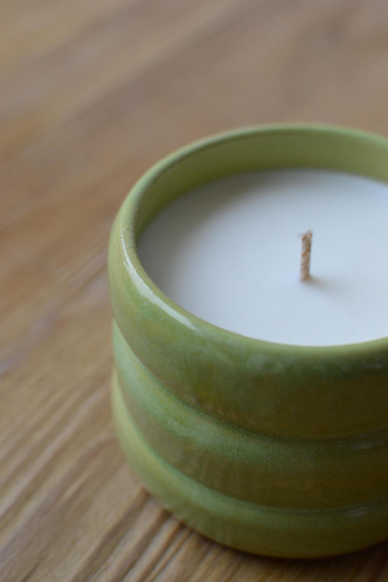 Свеча зеленая - шишки и елка