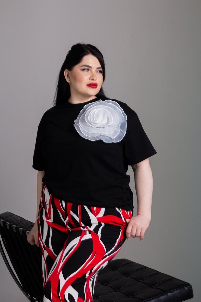 Черный топ прямого силуэта с белым крупным цветком (под заказ), в наличии 1 шт