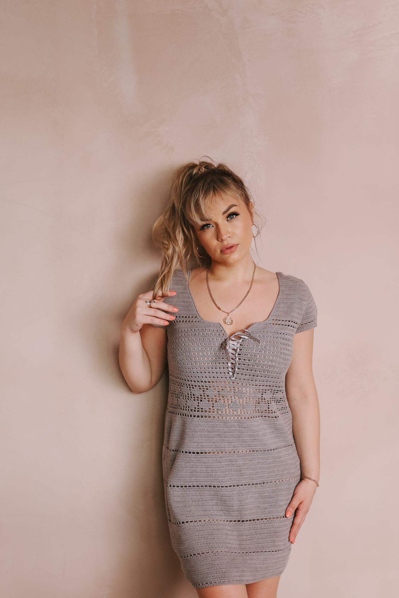 серое платье