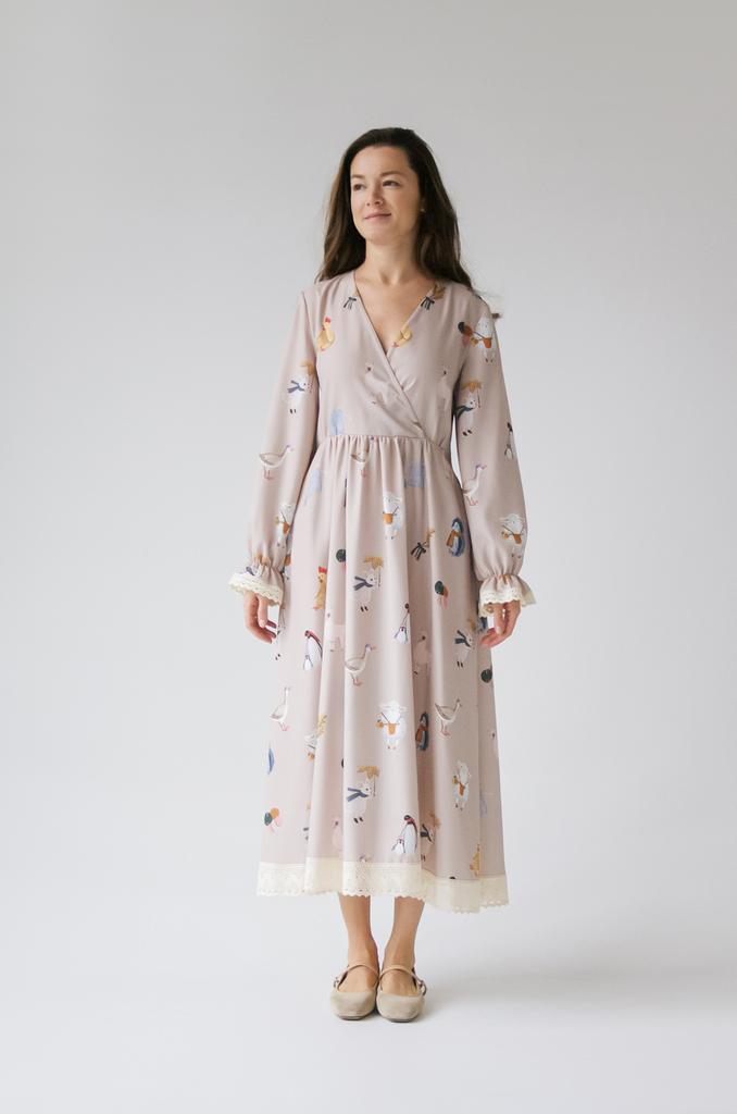 Платье с кружевом бежевое