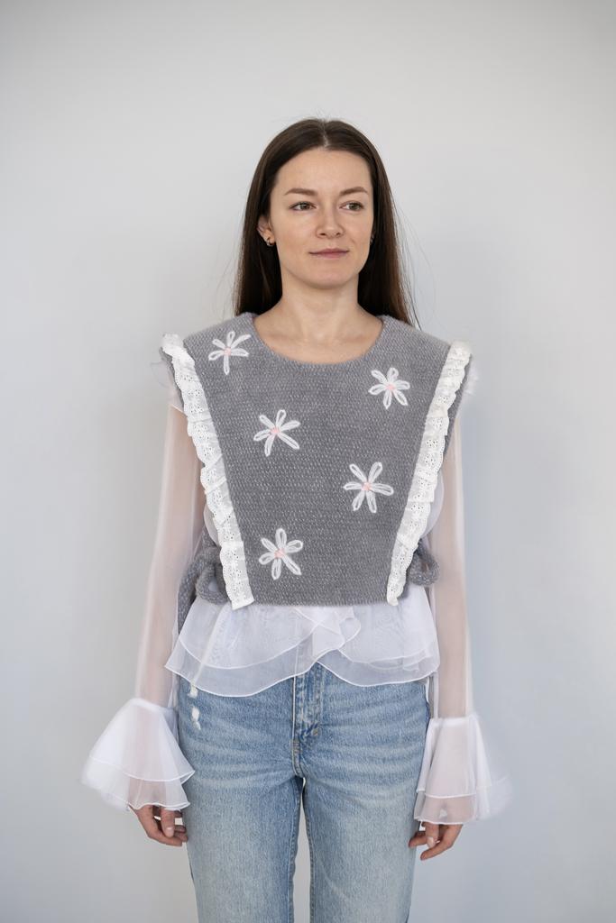 Жилетка с вышивкой цветы