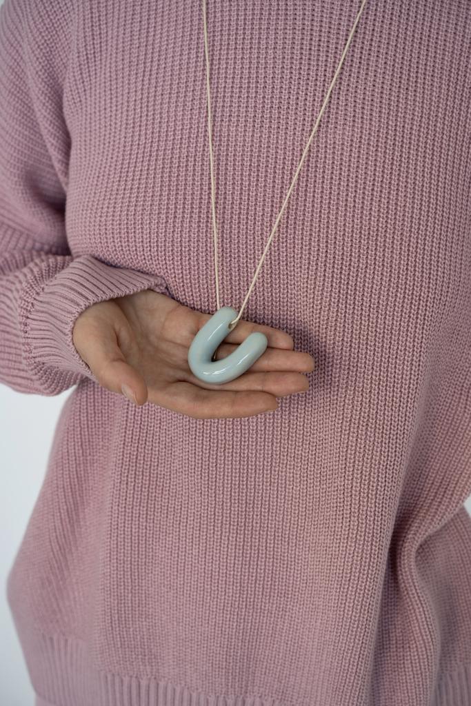 Подвеска из керамики буква голубая