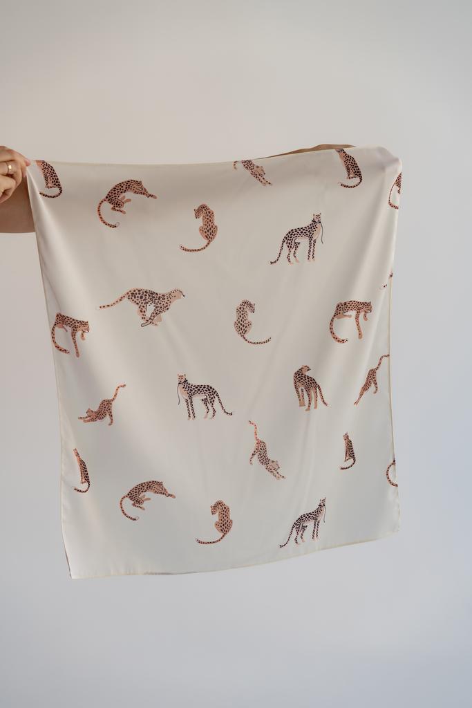 Платок гепарды молочный