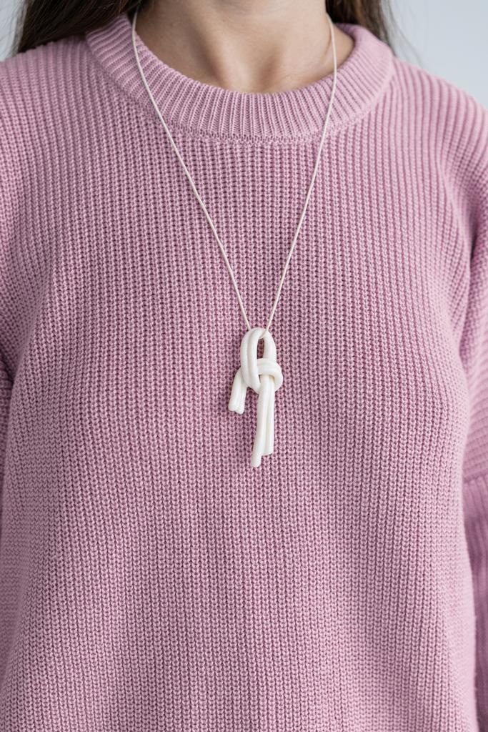 Подвеска узелок белый