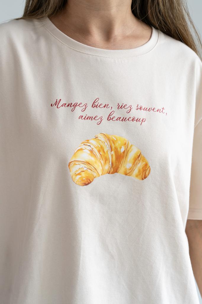 Футболка с круассаном бежевая