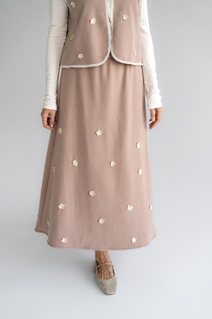 Юбка из футера бежевая с молочными цветами