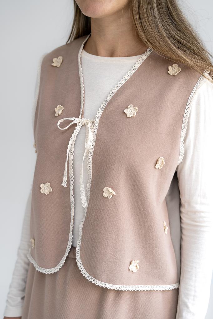 Жилетка из футера с молочными цветами