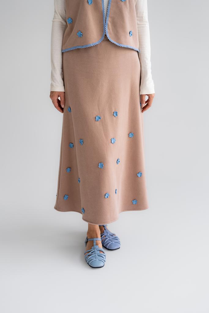 Юбка из футера бежевая с голубыми цветами