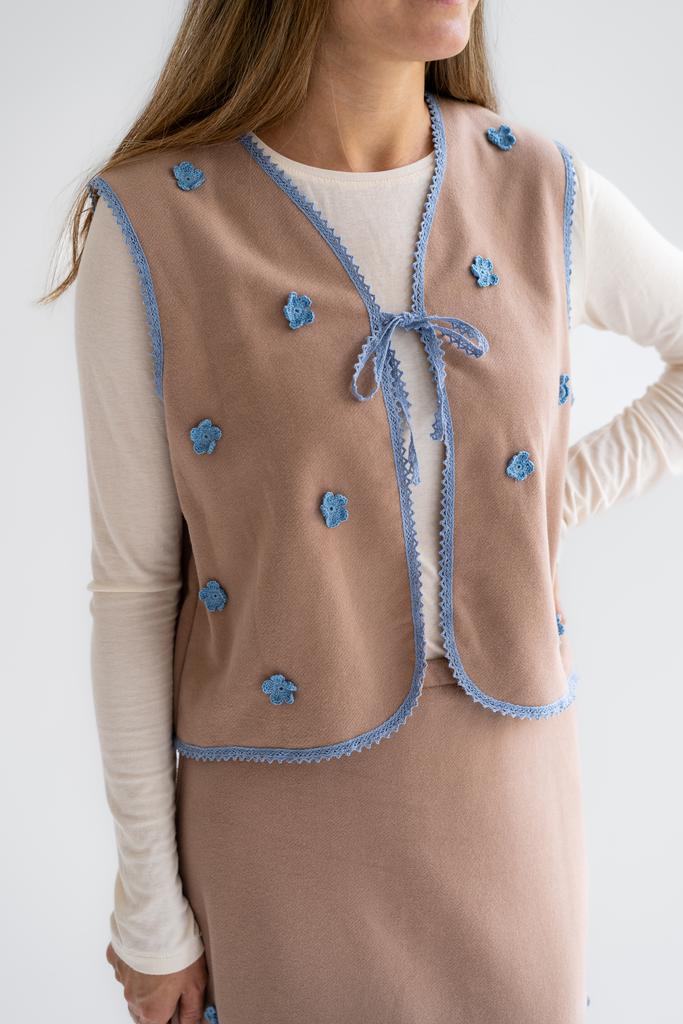 Жилетка из футера бежевая с голубыми цветами