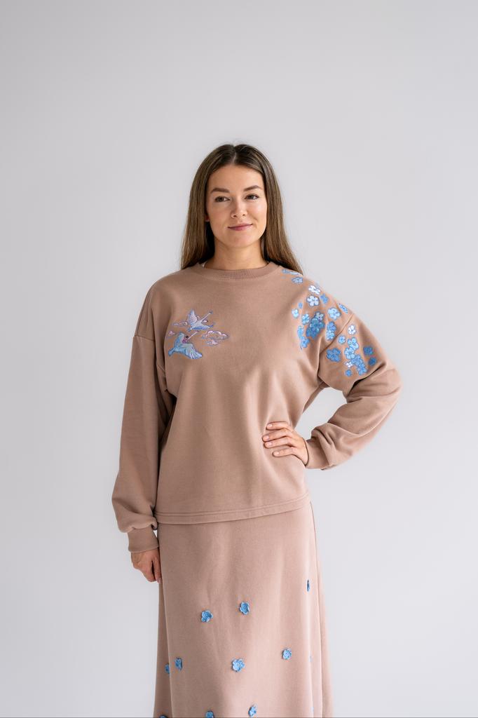 Свитшот с вышивкой бежевый