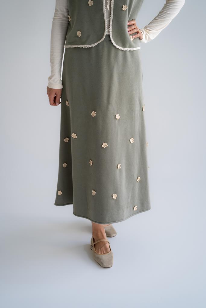 Юбка из футера зеленая с молочными цветами