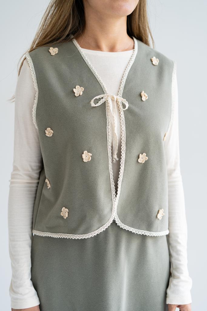 Жилетка из футера зеленая с молочными цветами