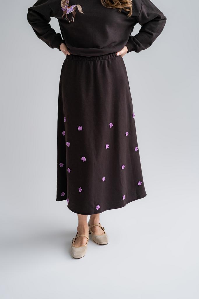 Юбка из футера шоколадная с фиолетовыми цветами