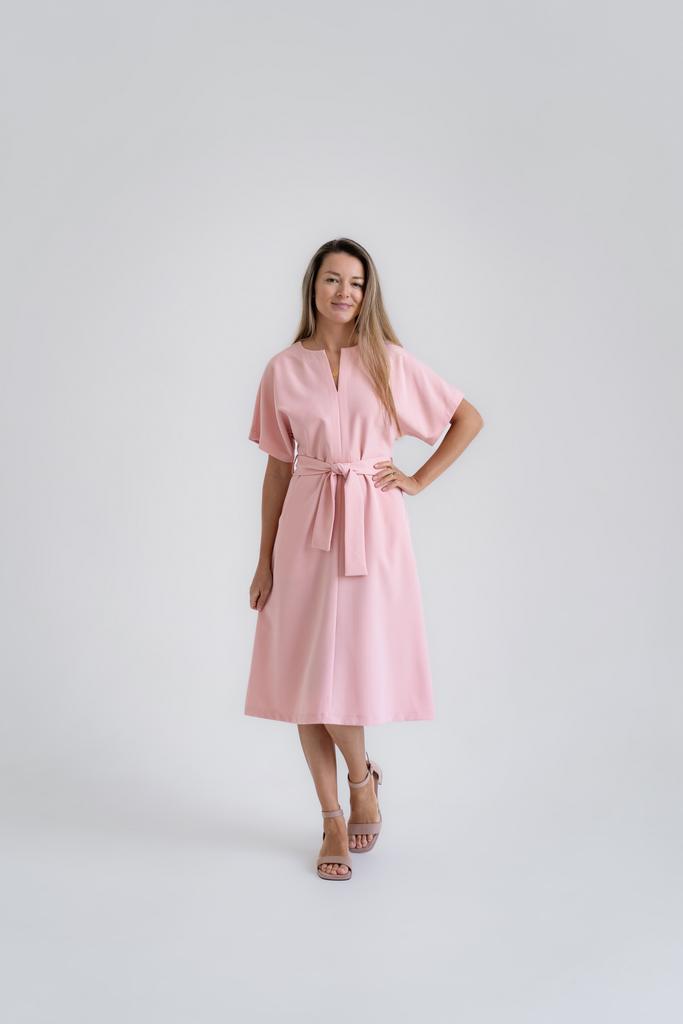 Платье с поясом розовое