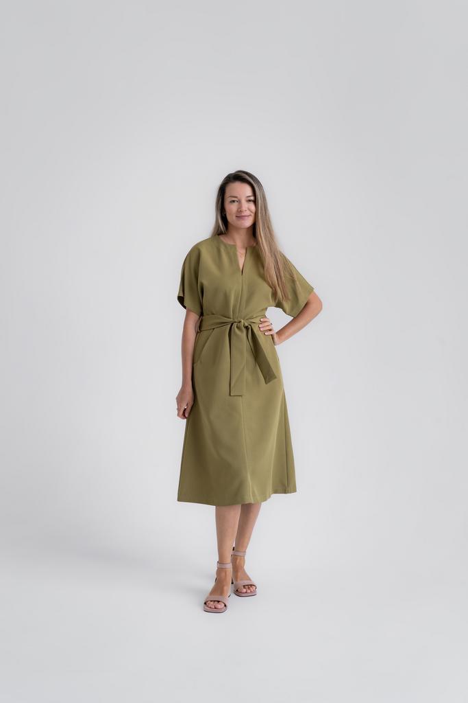 Платье с поясом оливковое