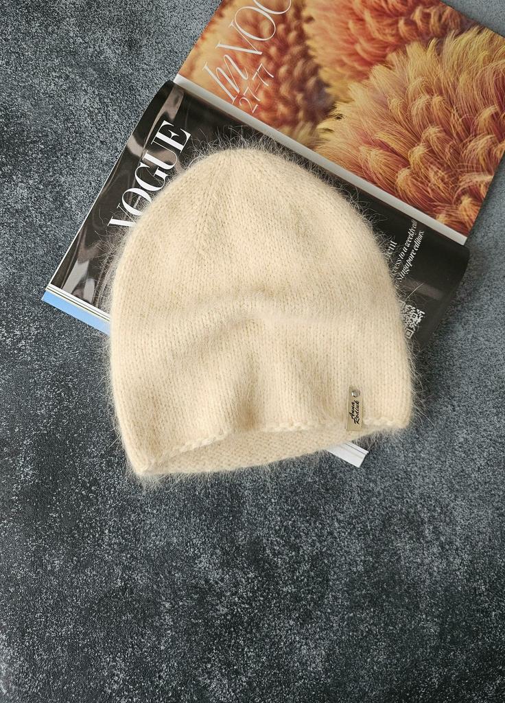 Шапочка-бини в нежном сливочным цвете в наличии