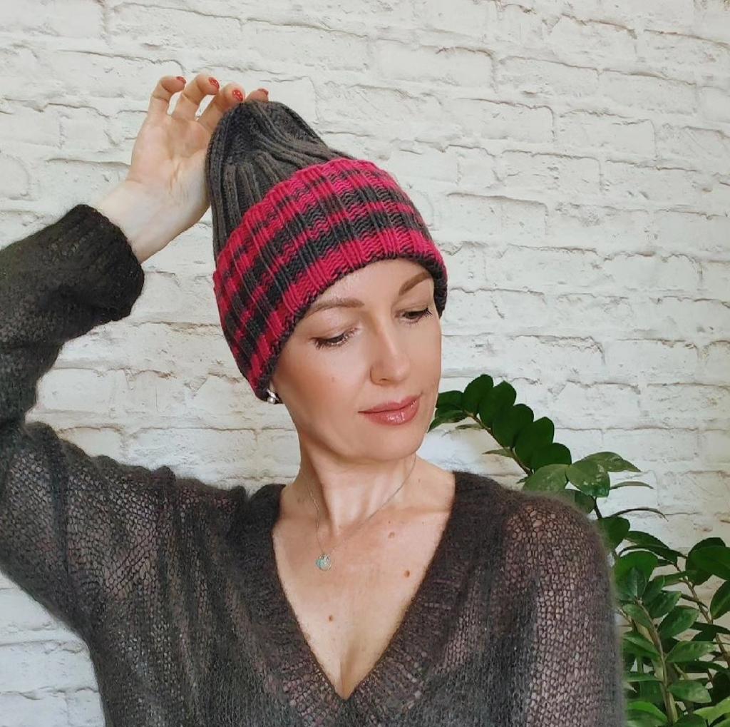 Шапочка из мериноса серая-розовая